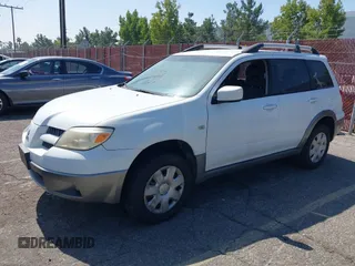 2005 Mitsubishi Outlander XLS with VIN JA4LX41F55U045917, listed as a IAAI auction lot 40450668 with 115,583 mi miles. Bid and sale history available at carsss.com. Image 2.
