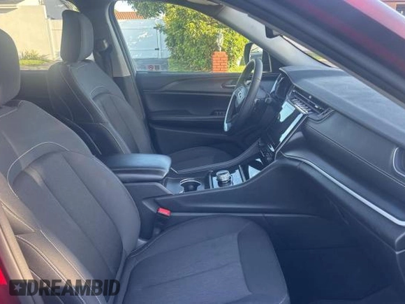 2024 Jeep Grand Cherokee Laredo X z VIN 1C4RJGAG6RC707897, wystawiony jako Copart lot #61268955 z przebiegiem 50 611 mil mil oraz Czysty tytuł • Clean title. Historia ofert i sprzedaży dostępna na DreamBid. Obrazek 5.