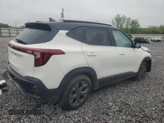 2024 Kia Seltos S z VIN KNDEU2AA4R7591046, wystawiony jako Copart lot #51934525 z przebiegiem 8 362 mil mil oraz Szkoda całkowita • Salvage title. Historia ofert i sprzedaży dostępna na DreamBid. Obrazek 3.