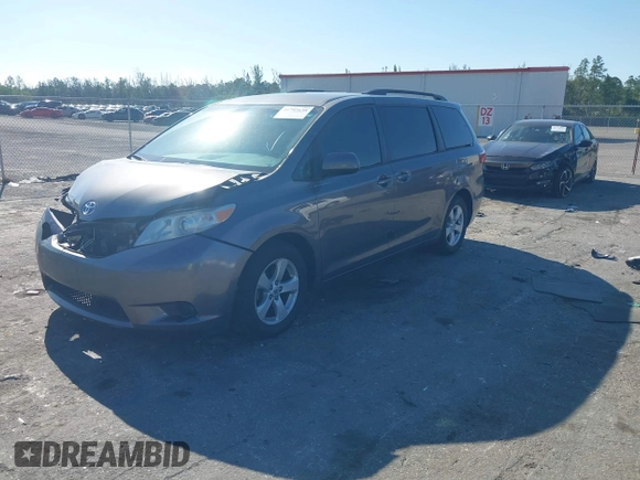 2017 Toyota Sienna LE Auto Access Seat with VIN 5TDKZ3DC7HS781788, listed as a IAAI auction lot 41793638 with 65,529 mi miles. Bid and sale history available at carsss.com. Image 18.