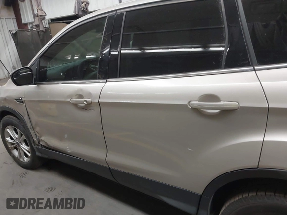 2017 Ford Escape SE z VIN 1FMCU0GD5HUD42585, wystawiony jako IAAI lot #41736097 z przebiegiem 72 501 mil mil oraz . Historia ofert i sprzedaży dostępna na DreamBid. Obrazek 14.