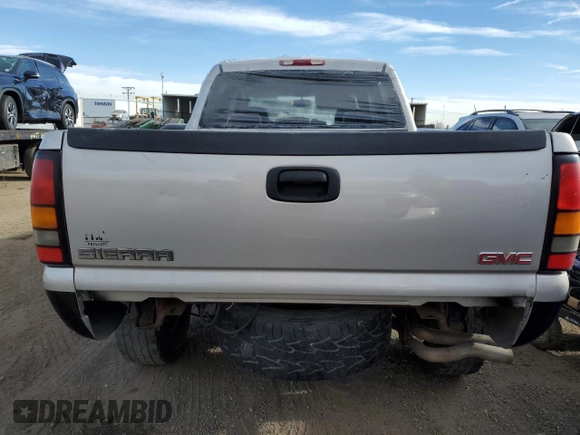 2005 GMC Sierra 1500HD SLT z VIN 1GTGK13U45F891332, wystawiony jako Copart lot #84940244 z przebiegiem 210 469 mil mil oraz Szkody całkowita. Historia ofert i sprzedaży dostępna na DreamBid. Obrazek 6.