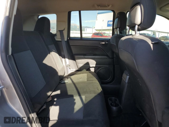 2016 Jeep Compass Sport z VIN 1C4NJCBA6GD553393, wystawiony jako Copart lot #64136605 z przebiegiem 93 909 mil mil oraz Czysty tytuł • Clean title. Historia ofert i sprzedaży dostępna na DreamBid. Obrazek 10.
