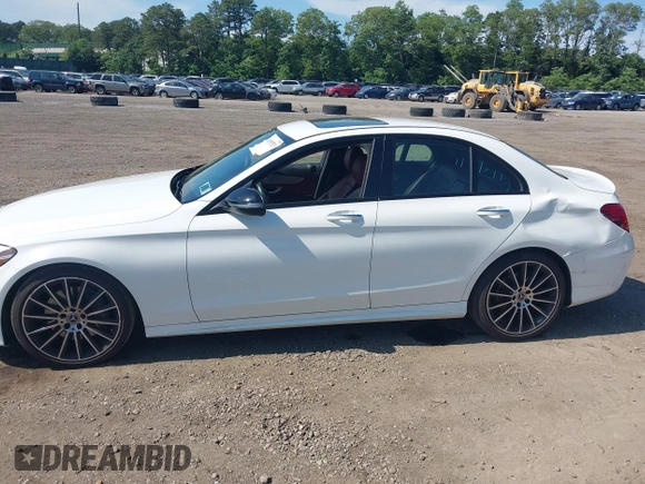 2018 Mercedes-Benz C 300 z VIN 55SWF4JB0JU267401, wystawiony jako IAAI lot #42553523 z przebiegiem 115 218 mil mil oraz . Historia ofert i sprzedaży dostępna na DreamBid. Obrazek 14.