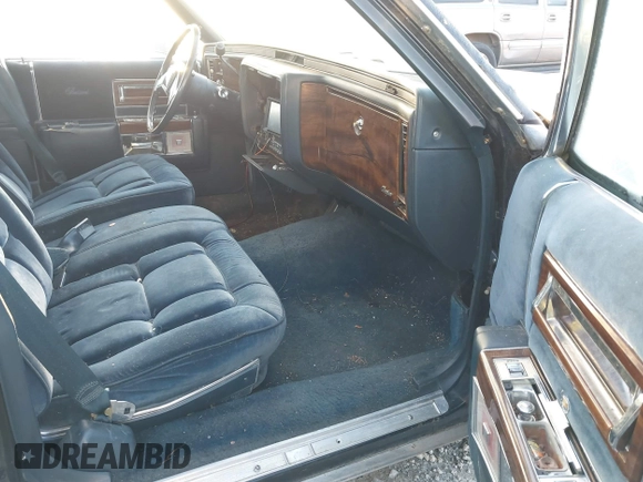 1986 Cadillac Fleetwood z VIN 1G6DW69Y7G9732954, wystawiony jako IAAI lot #41780373 z przebiegiem 61 222 mil mil oraz . Historia ofert i sprzedaży dostępna na DreamBid. Obrazek 5.