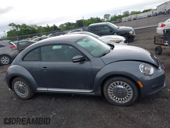 2014 Volkswagen Beetle 1.8T z VIN 3VWJ17AT4EM640278, wystawiony jako IAAI lot #42198194 z przebiegiem 136 096 mil mil oraz . Historia ofert i sprzedaży dostępna na DreamBid. Obrazek 13.