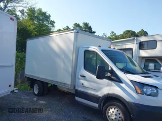 2019 Ford Transit z VIN 1FDBF8ZM9KKA83958, wystawiony jako IAAI lot #42621460 z przebiegiem 134 704 mil mil oraz . Historia ofert i sprzedaży dostępna na DreamBid. Obrazek 12.