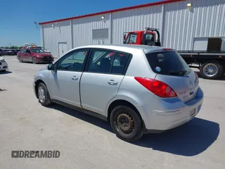 2008 Nissan Versa S z VIN 3N1BC13EX8L385937, wystawiony jako IAAI lot #42330289 z przebiegiem 131 178 mil mil oraz . Historia ofert i sprzedaży dostępna na DreamBid. Obrazek 3.