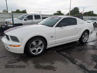 2006 Ford Mustang GT Deluxe z VIN 1ZVFT82H365108169, wystawiony jako Copart lot #58748215 z przebiegiem 141 985 mil mil oraz Szkoda całkowita • Salvage title. Historia ofert i sprzedaży dostępna na DreamBid. Obrazek 1.
