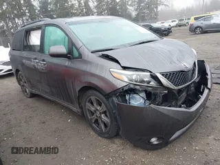 2017 Toyota Sienna SE with VIN 5TDXZ3DC1HS897574, listed as a IAAI auction lot 40998359 with 27,804 mi miles. Bid and sale history available at carsss.com. Image 1.