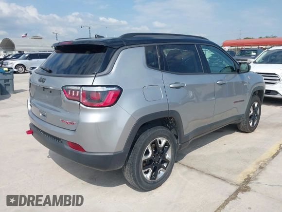 2018 Jeep Compass Trailhawk z VIN 3C4NJDDB5JT451192, wystawiony jako IAAI lot #42378382 z przebiegiem 132 667 mil mil oraz . Historia ofert i sprzedaży dostępna na DreamBid. Obrazek 4.
