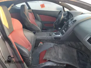 2006 Aston Martin Vantage z VIN SCFBB03B26GC01810, wystawiony jako Copart lot #75127204 z przebiegiem Nie podano mil oraz Nie do naprawy • Non repairable. Historia ofert i sprzedaży dostępna na DreamBid. Obrazek 10.