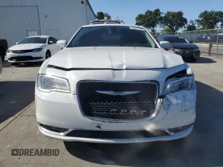 2017 Chrysler 300 Limited z VIN 2C3CCAAG6HH605609, wystawiony jako Copart lot #57677755 z przebiegiem 44 797 mil mil oraz Szkoda całkowita • Salvage title. Historia ofert i sprzedaży dostępna na DreamBid. Obrazek 5.