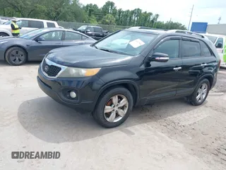 2012 Kia Sorento EX z VIN 5XYKU4A23CG230182, wystawiony jako IAAI lot #42367868 z przebiegiem 224 894 mil mil oraz . Historia ofert i sprzedaży dostępna na DreamBid. Obrazek 2.