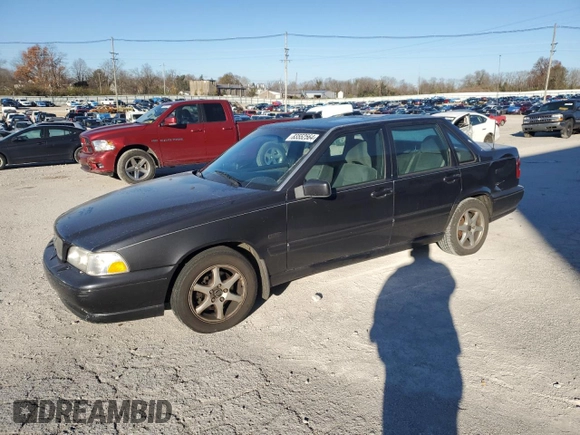 1998 Volvo S70 z VIN YV1LS553XW3480105, wystawiony jako Copart lot #83552564 z przebiegiem 200 181 mil mil oraz Nie do naprawy • Non repairable. Historia ofert i sprzedaży dostępna na DreamBid. Obrazek 1.
