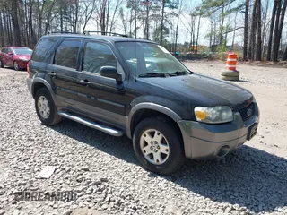 2006 Ford Escape XLT with VIN 1FMYU03186KA54716, listed as a IAAI auction lot 41893992 with 194,722 mi miles. Bid and sale history available at carsss.com. Image 1.