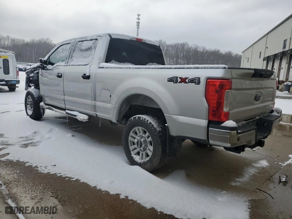 2019 Ford Super Duty F-250 SRW XL with VIN 1FT7W2B65KEE27240, listed as a Copart auction lot 45207375 with 138,474 mi miles and Salvage Title. Bid and sale history available at carsss.com. Image 2.