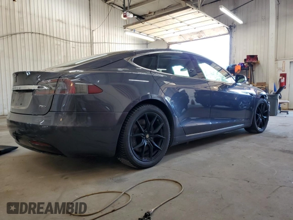 2018 Tesla Model S 75D z VIN 5YJSA1E28JF281649, wystawiony jako Copart lot #62399185 z przebiegiem 93 792 mil mil oraz Szkoda całkowita • Salvage title. Historia ofert i sprzedaży dostępna na DreamBid. Obrazek 3.