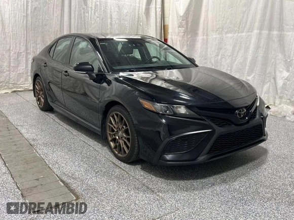 2023 Toyota Camry SE z VIN 4T1G11BK3PU075080, wystawiony jako Copart lot #58753195 z przebiegiem 106 506 mil mil oraz Czysty tytuł • Clean title. Historia ofert i sprzedaży dostępna na DreamBid. Obrazek 1.