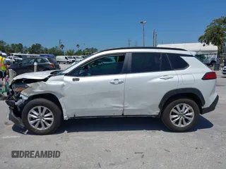 2022 Toyota Corolla Cross LE z VIN 7MUBAAAG5NV028801, wystawiony jako IAAI lot #42144175 z przebiegiem 22 715 mil mil oraz . Historia ofert i sprzedaży dostępna na DreamBid. Obrazek 14.
