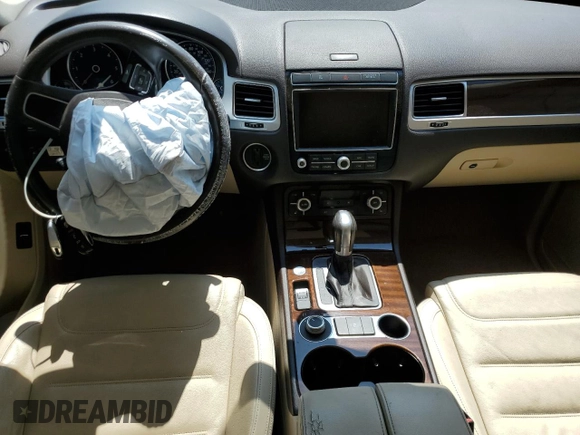 2015 Volkswagen Touareg Lux z VIN WVGEP9BP2FD006802, wystawiony jako Copart lot #52291965 z przebiegiem 122 787 mil mil oraz Szkoda całkowita • Salvage title. Historia ofert i sprzedaży dostępna na DreamBid. Obrazek 8.