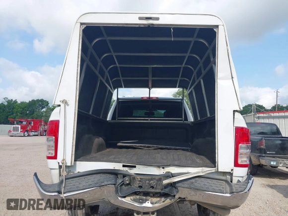2024 Ram 2500 Tradesman z VIN 3C6UR5HJ2RG234917, wystawiony jako IAAI lot #42247031 z przebiegiem 26 718 mil mil oraz . Historia ofert i sprzedaży dostępna na DreamBid. Obrazek 16.