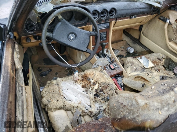 1981 Mercedes-Benz 380 SL z VIN WDBBA45A6BB008589, wystawiony jako Copart lot #52164975 z przebiegiem Nie podano mil oraz Nie do naprawy. Historia ofert i sprzedaży dostępna na DreamBid. Obrazek 8.