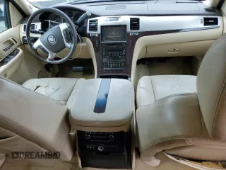 2008 Cadillac Escalade ESV z VIN 1GYFK66888R172346, wystawiony jako Copart lot #61013275 z przebiegiem 200 453 mil mil oraz Czysty tytuł • Clean title. Historia ofert i sprzedaży dostępna na DreamBid. Obrazek 8.
