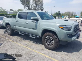 2022 Toyota Tacoma SR5 z VIN 3TMBZ5DN1NM035572, wystawiony jako IAAI lot #42083925 z przebiegiem 82 596 mil mil oraz . Historia ofert i sprzedaży dostępna na DreamBid. Obrazek 1.
