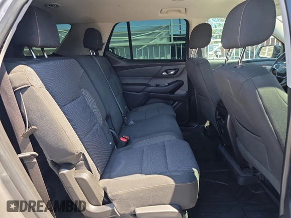 2020 Chevrolet Traverse LS z VIN 1GNERFKW1LJ219345, wystawiony jako Copart lot #56702425 z przebiegiem 43 927 mil mil oraz Szkoda całkowita • Salvage title. Historia ofert i sprzedaży dostępna na DreamBid. Obrazek 6.