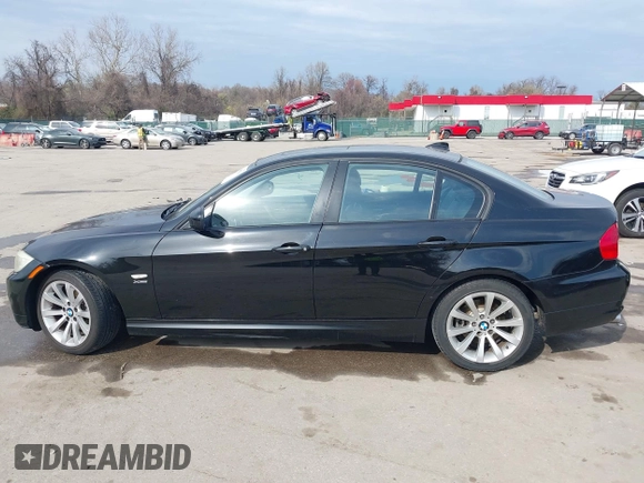 2011 BMW 3 Series 328i xDrive z VIN WBAPK7G55BNN87270, wystawiony jako IAAI lot #41907780 z przebiegiem 168 844 mil mil oraz . Historia ofert i sprzedaży dostępna na DreamBid. Obrazek 14.
