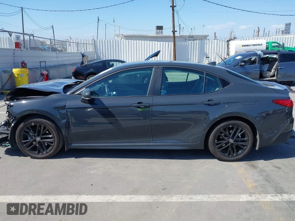2025 Toyota Camry LE z VIN 4T1DAACK8SU570482, wystawiony jako IAAI lot #42152727 z przebiegiem 4 625 mil mil oraz . Historia ofert i sprzedaży dostępna na DreamBid. Obrazek 14.