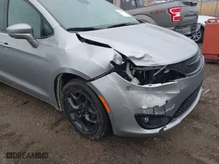 2018 Chrysler Pacifica Limited with VIN 2C4RC1GG2JR230718, listed as a IAAI auction lot 41837691 with 109,811 mi miles. Bid and sale history available at carsss.com. Image 6.