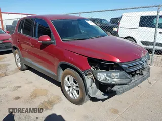 2013 Volkswagen Tiguan SE z VIN WVGBV7AX2DW006816, wystawiony jako IAAI lot #41702820 z przebiegiem 129 757 mil mil oraz . Historia ofert i sprzedaży dostępna na DreamBid. Obrazek 1.