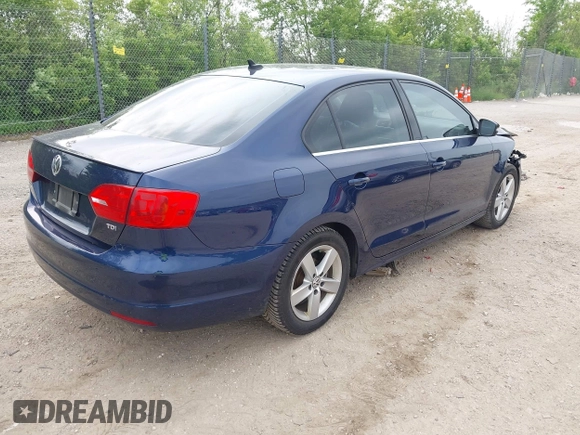 2014 Volkswagen Jetta TDI w/Premium/Nav z VIN 3VWLL7AJ8EM266890, wystawiony jako IAAI lot #42473906 z przebiegiem 146 306 mil mil oraz . Historia ofert i sprzedaży dostępna na DreamBid. Obrazek 4.