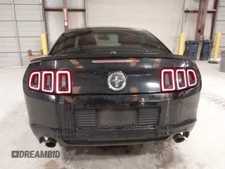 2013 Ford Mustang V6 z VIN 1ZVBP8AM5D5268763, wystawiony jako IAAI lot #42254330 z przebiegiem 127 353 mil mil oraz . Historia ofert i sprzedaży dostępna na DreamBid. Obrazek 16.