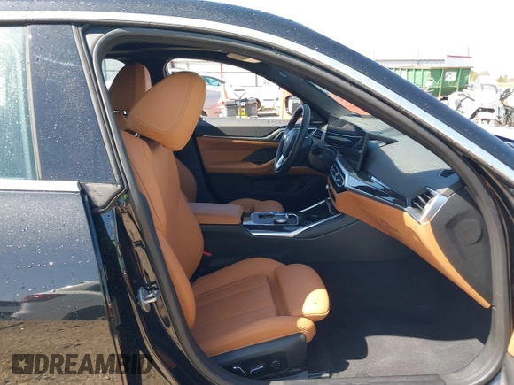 2024 BMW i4 xDrive40 z VIN WBY83FB05RFS37070, wystawiony jako IAAI lot #41975207 z przebiegiem 8 304 mil mil oraz . Historia ofert i sprzedaży dostępna na DreamBid. Obrazek 5.