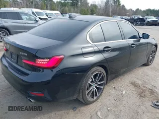 2019 BMW 3 Series 330i xDrive z VIN WBA5R7C58KAJ80964, wystawiony jako IAAI lot #41944216 z przebiegiem 52 218 mil mil oraz . Historia ofert i sprzedaży dostępna na DreamBid. Obrazek 4.