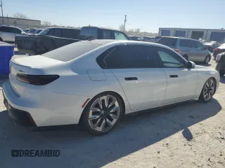 2023 BMW i7 xDrive60 z VIN WBY53EJ05PCM58262, wystawiony jako Copart lot #42563184 z przebiegiem 10 718 mil mil oraz . Historia ofert i sprzedaży dostępna na DreamBid. Obrazek 3.