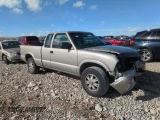 2003 GMC Sonoma SLS with VIN 1GTDT19X838102330, listed as a Copart auction lot 44064695 with 165,227 mi miles and Salvage Title. Bid and sale history available at carsss.com. Image 4.