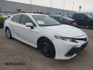 2024 Toyota Camry LE z VIN 4T1C11AK6RU884401, wystawiony jako IAAI lot #42386503 z przebiegiem 44 121 mil mil oraz . Historia ofert i sprzedaży dostępna na DreamBid. Obrazek 1.