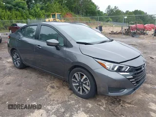 2024 Nissan Versa SV z VIN 3N1CN8EV8RL909740, wystawiony jako IAAI lot #42497790 z przebiegiem 23 584 mil mil oraz . Historia ofert i sprzedaży dostępna na DreamBid. Obrazek 1.