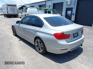 2013 BMW 3 Series 335i z VIN WBA3A9C56DF475450, wystawiony jako IAAI lot #42469522 z przebiegiem Nie podano mil oraz . Historia ofert i sprzedaży dostępna na DreamBid. Obrazek 3.