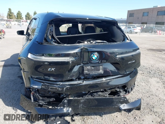 2024 BMW iX xDrive50 z VIN WB523CF08RCP18427, wystawiony jako IAAI lot #42001711 z przebiegiem 15 744 mil mil oraz . Historia ofert i sprzedaży dostępna na DreamBid. Obrazek 16.