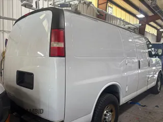 2015 Chevrolet Express Cargo с VIN 1GCWGFCF1F1160299, выставлен на аукционе IAAI как лот 42621701 с пробегом 152 556 миль миль и . История ставок и продаж доступна на DreamBid. Изображение 1.
