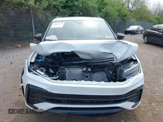 2024 Volkswagen Tiguan SE R-Line Black with VIN 3VV8B7AX9RM231038, listed as a IAAI auction lot 42092117 with 563 mi miles and . Bid and sale history available at DreamBid. Image 13.