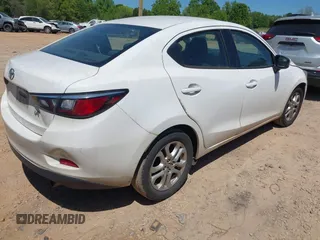 2017 Toyota Yaris z VIN 3MYDLBYV9HY183860, wystawiony jako IAAI lot #42060165 z przebiegiem 191 321 mil mil oraz . Historia ofert i sprzedaży dostępna na DreamBid. Obrazek 4.