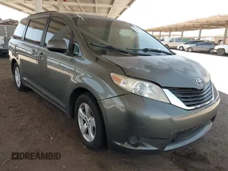 2011 Toyota Sienna LE AAS z VIN 5TDKK3DC5BS006031, wystawiony jako IAAI lot #42445311 z przebiegiem 188 994 mil mil oraz . Historia ofert i sprzedaży dostępna na DreamBid. Obrazek 1.