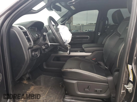 2024 Ram 2500 Laramie z VIN 3C6UR5NL3RG223592, wystawiony jako Copart lot #53073445 z przebiegiem 21 675 mil mil oraz Szkoda całkowita • Salvage title. Historia ofert i sprzedaży dostępna na DreamBid. Obrazek 7.