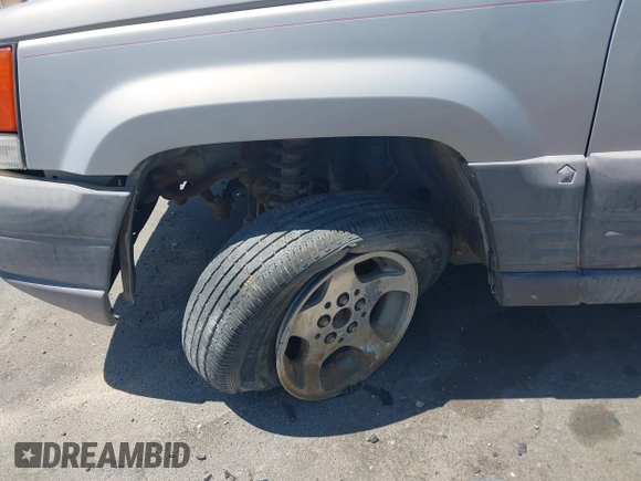 1997 Jeep Grand Cherokee Laredo z VIN 1J4GZ58S4VC720943, wystawiony jako IAAI lot #42648807 z przebiegiem 231 203 mil mil oraz . Historia ofert i sprzedaży dostępna na DreamBid. Obrazek 14.